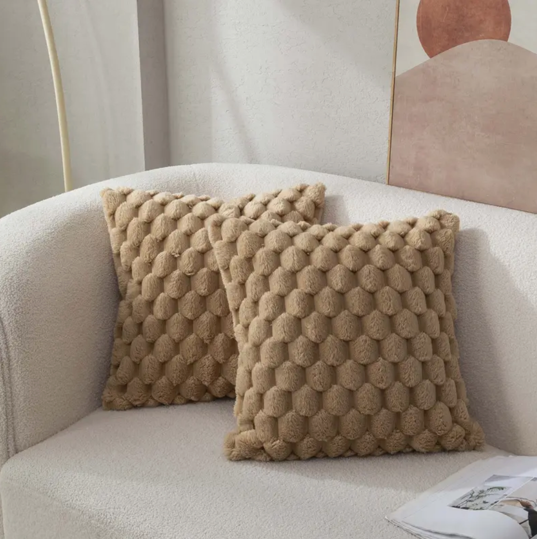 Moderne Dekokissen mit weicher und bequemer Oberfläche, ideal fürs Wohnzimmer.
