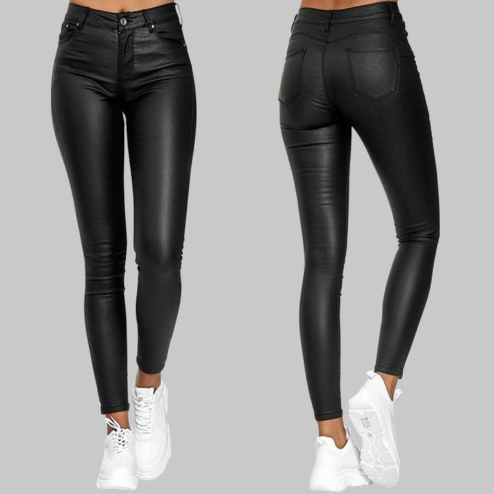 Vorder- und Rückansicht einer schlanken Lederhose für Damen.