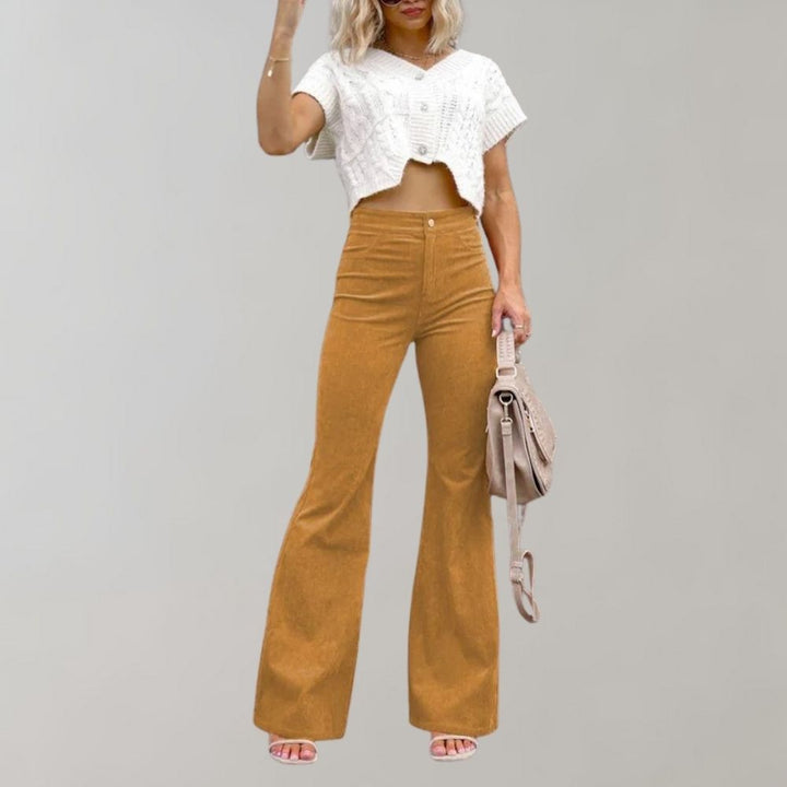 Eleganter Look mit Cordhose und hohen Schuhen.