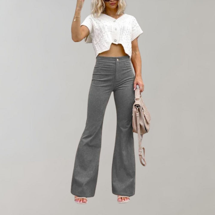 Freizeitoutfit mit trendiger Schlaghose und Strickoberteil.