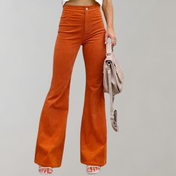 Retro-inspirierte Schlaghose für einen modernen Look.