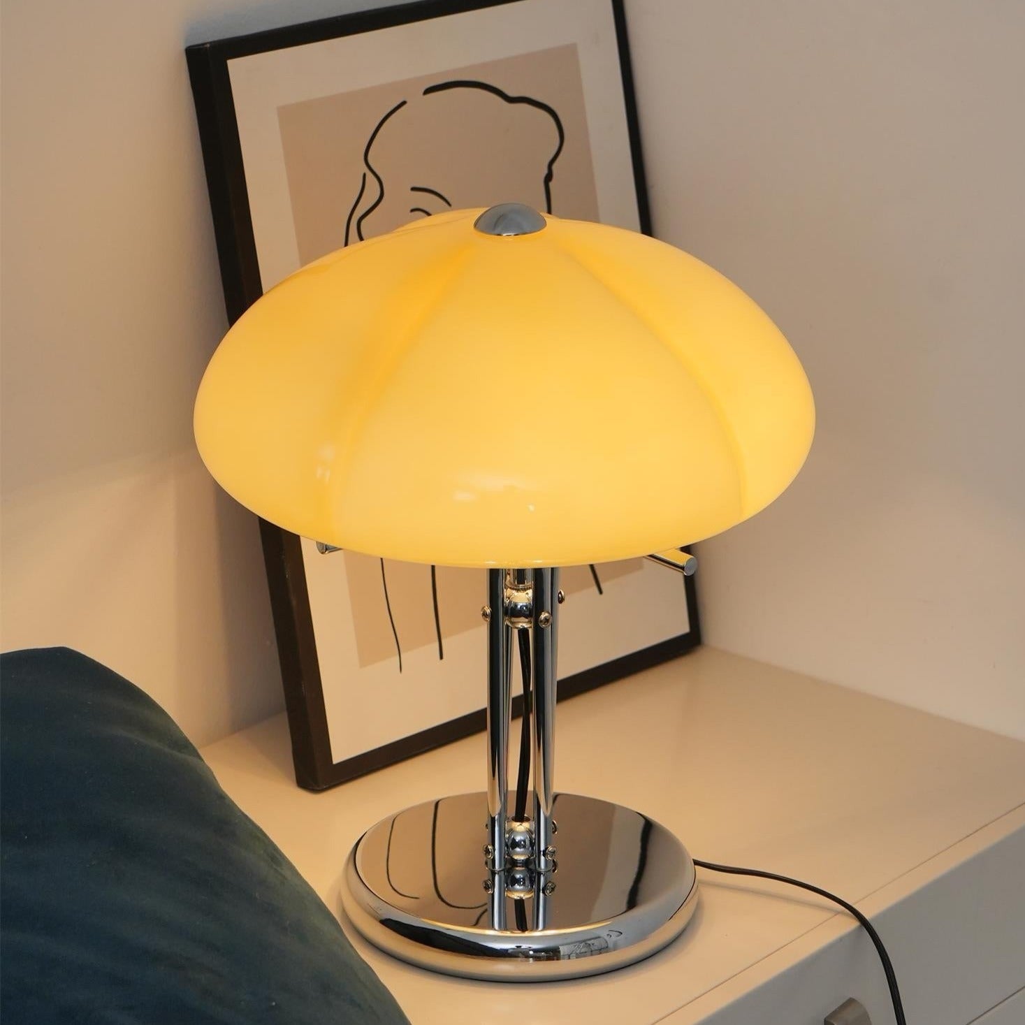 Modernes Design und warme Beleuchtung kombiniert in der AmberLume Tischleuchte.