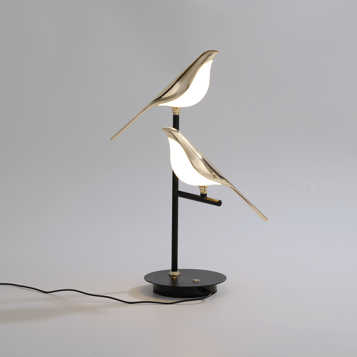 Tischlampe mit Vogeldesign für ein modernes und warmes Ambiente.
