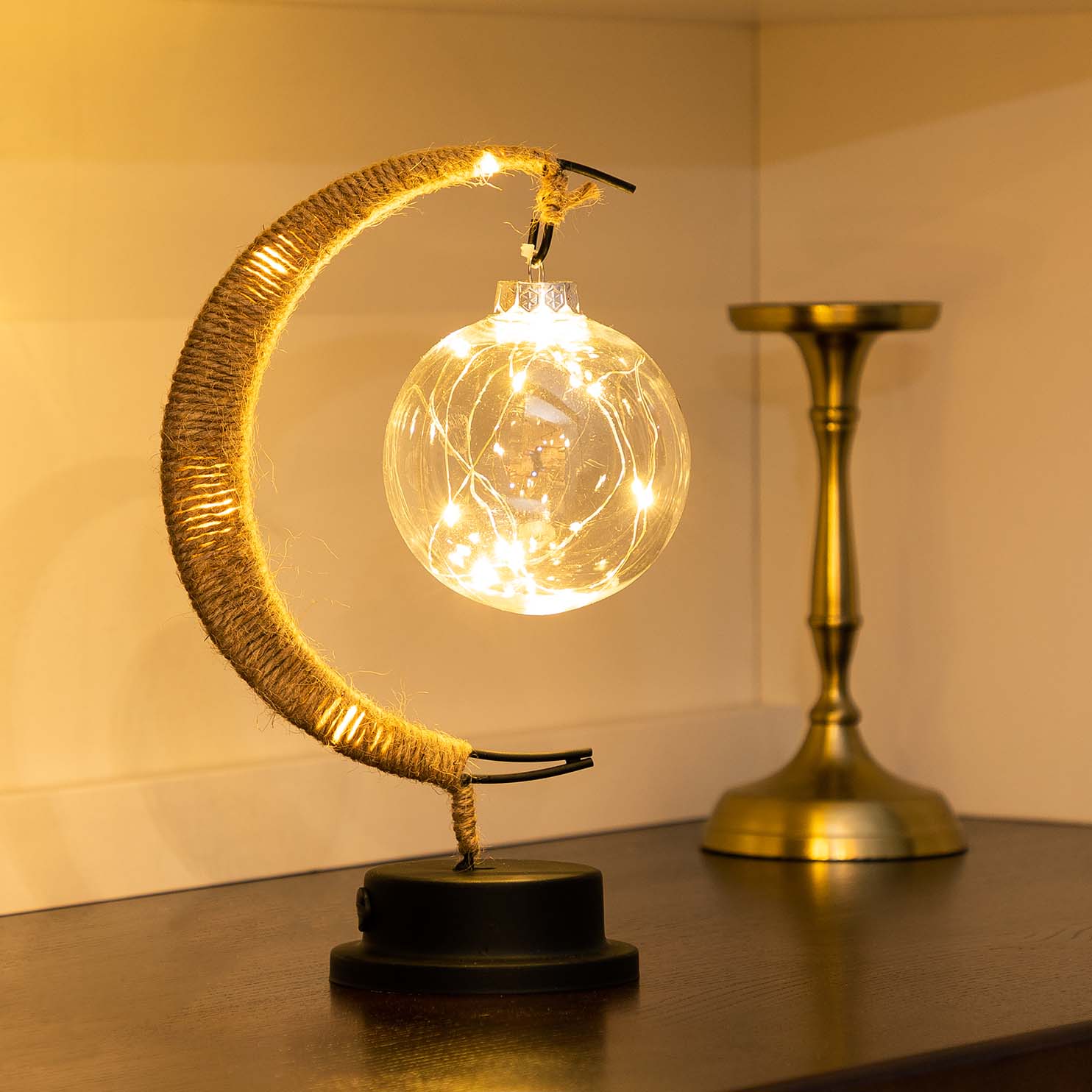 Stilvolle LunaGlow Tischleuchte für eine einzigartige Raumdekoration.