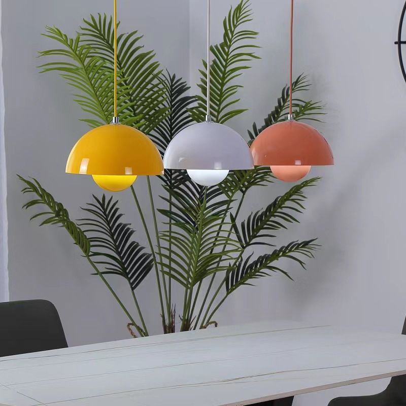 BrightAura Hängeleuchte mit modernem Design für zeitgemäße Räume.