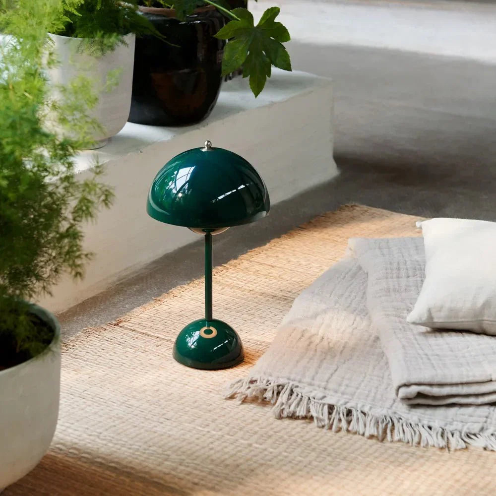 Elegante Tischleuchte von Lumière für ein harmonisches Ambiente.