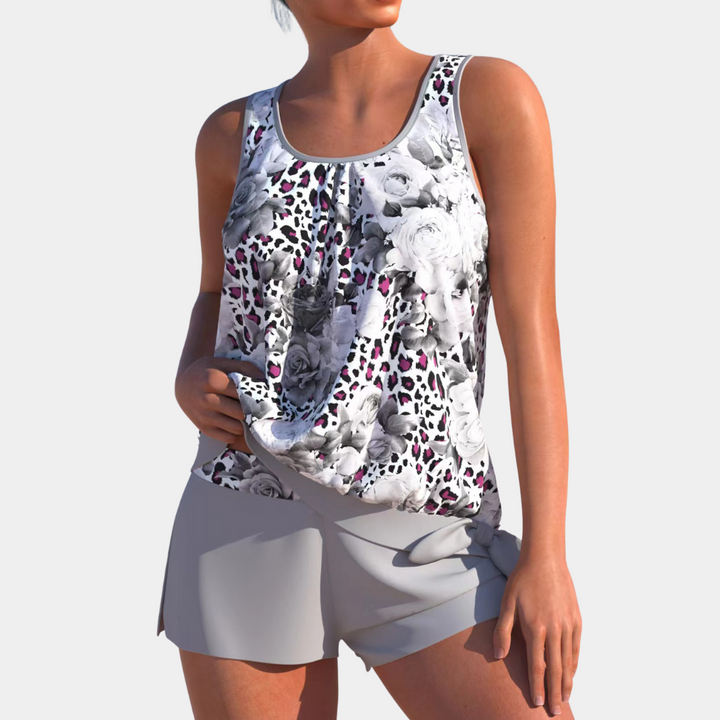 Stilvolles Badeoutfit mit elegantem Design und bequemer Shorts.