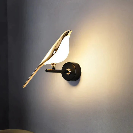 Stilvolle LumeBird Wandleuchte mit einem eleganten Vogelmotiv.