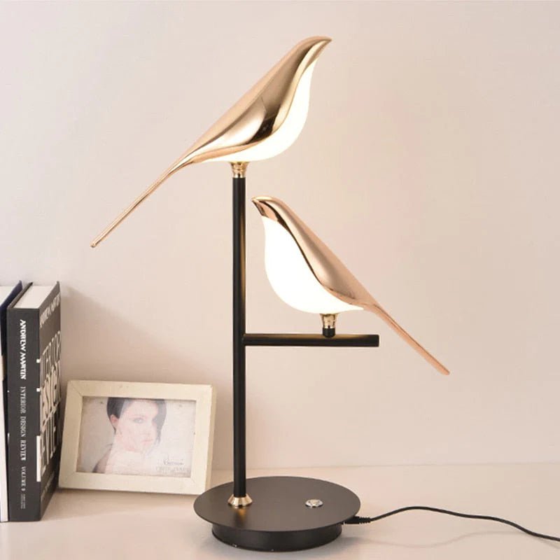 Stilvolle Tischlampe mit Vogelakzent, ideal für Nachttische oder Arbeitsbereiche.