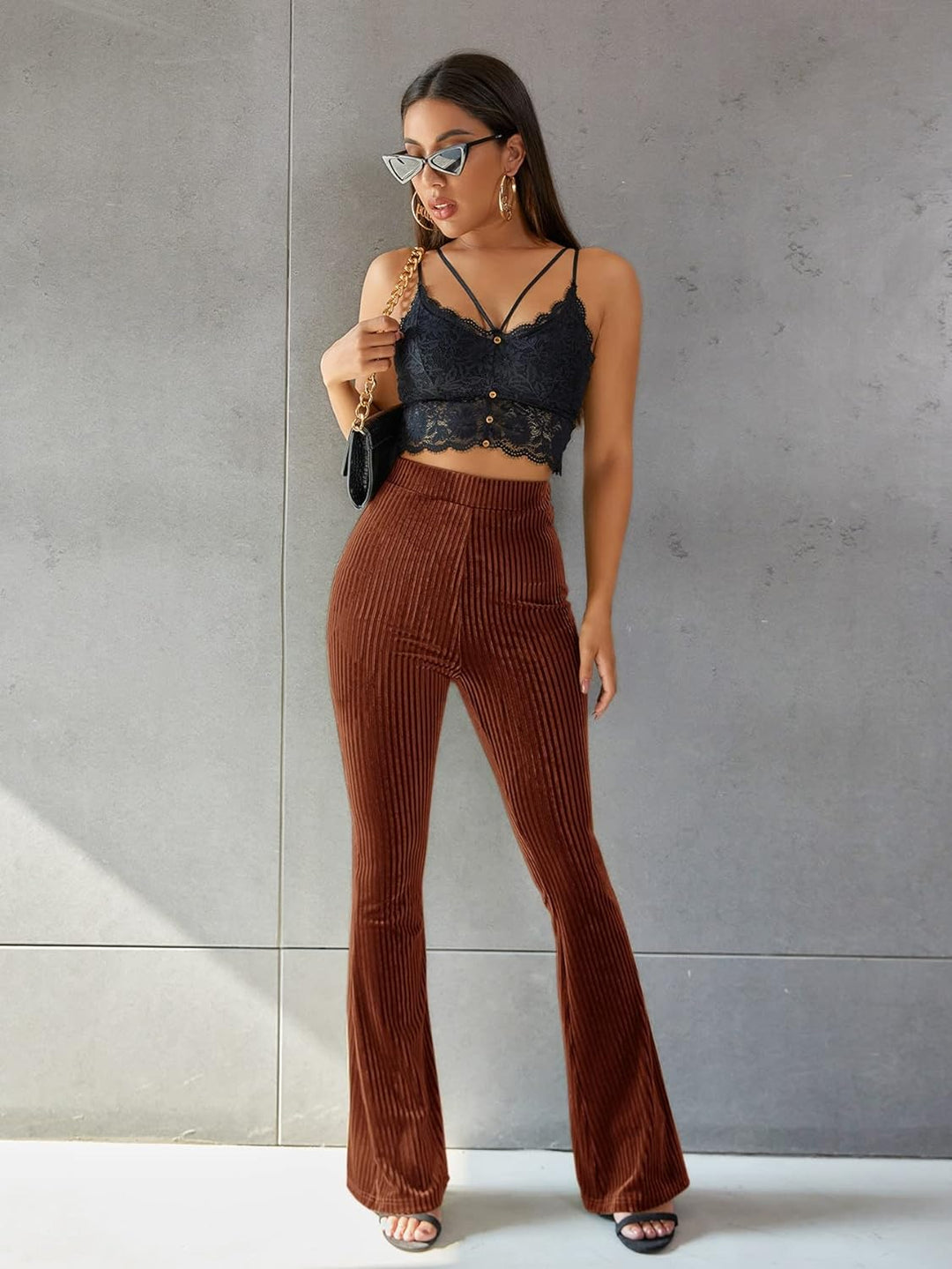 Rückansicht der Hose mit einer betonten Silhouette.