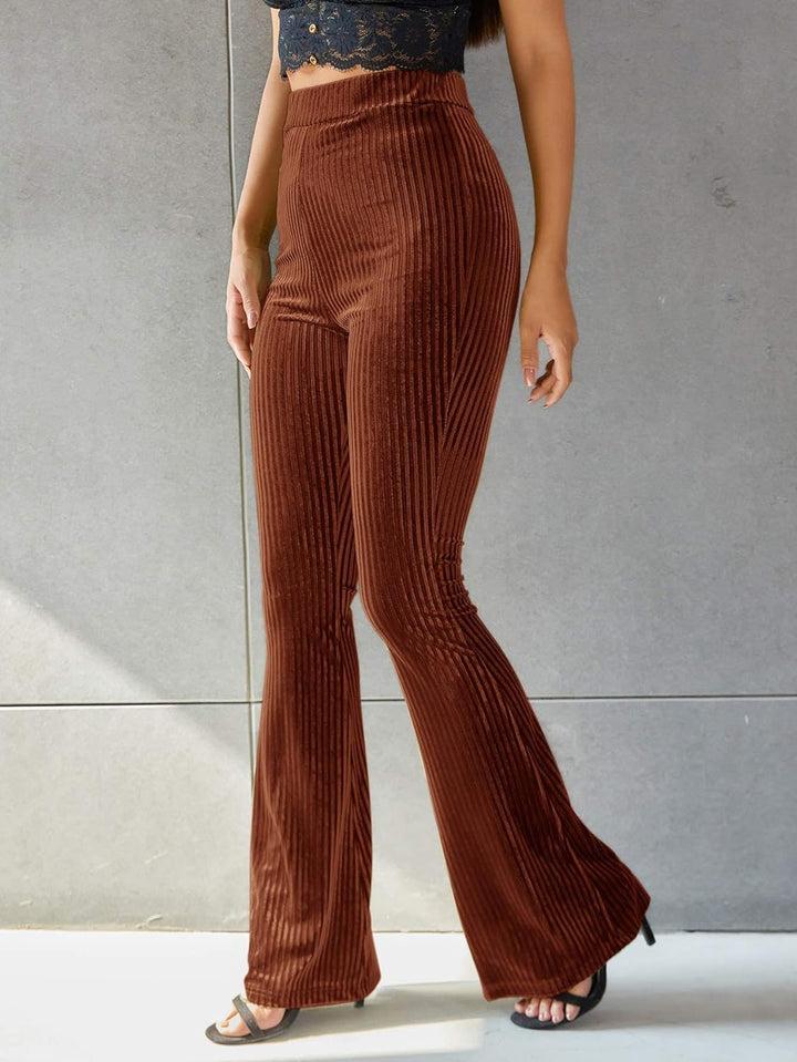 Hochgeschnittene Cordhose kombiniert mit einem Spitzenoberteil.