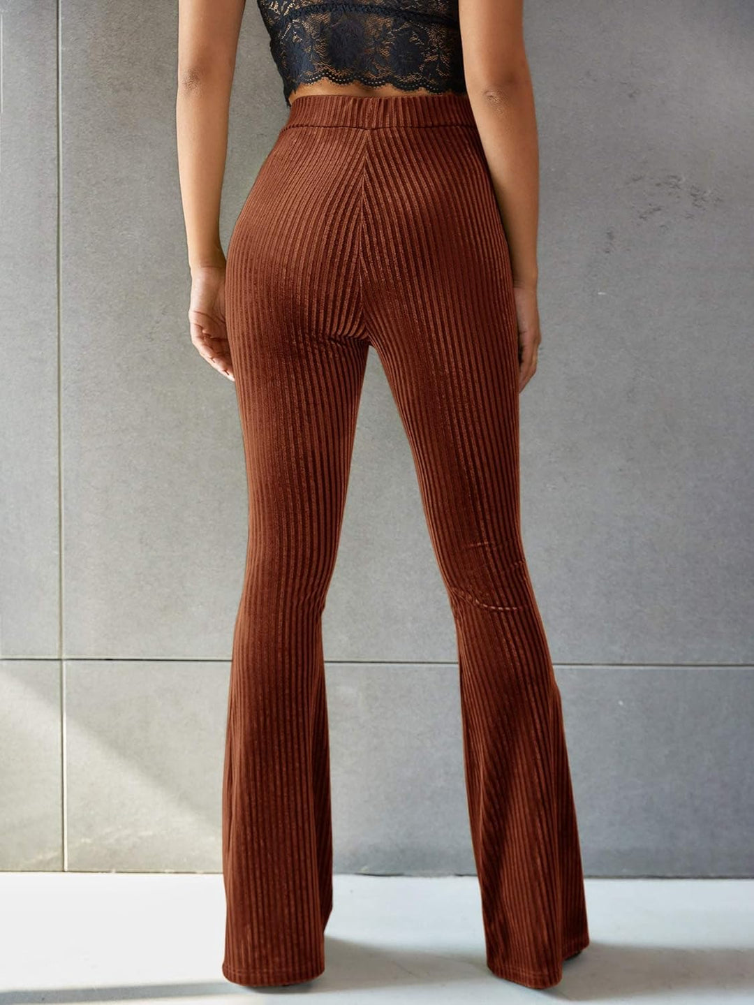 Figurbetonte Passform der Schlaghose mit schmeichelnder Taille.