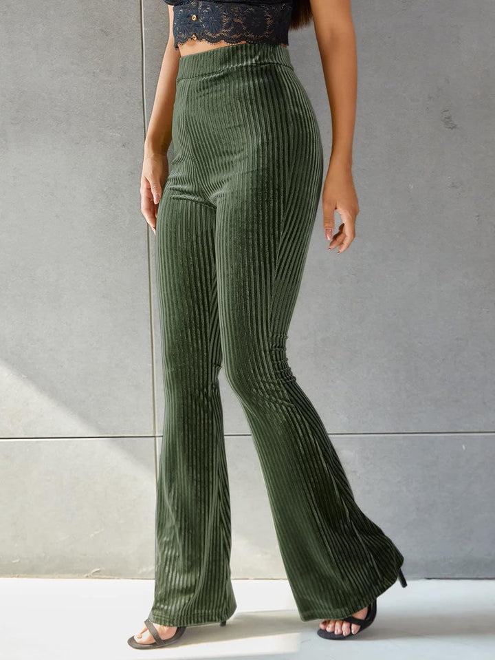 Lässiger Look mit Cordhose und modischem Top.