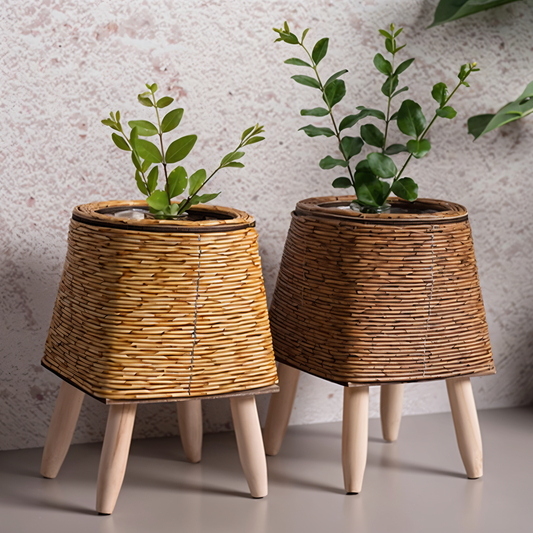 EcoChic - Handgefertigte Pflanzgefäße mit Holzbeinen, verleihen Ihrem Wohnraum einen natürlichen Akzent.