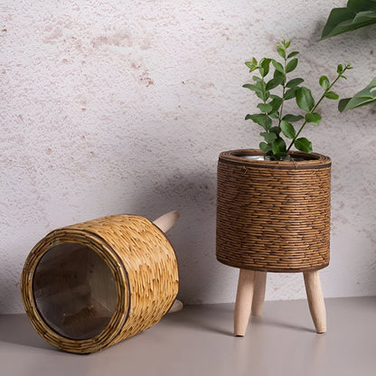 Handgefertigte Pflanzgefäße EcoChic mit Holzbeinen, perfekt zum stilvollen Präsentieren von Zimmerpflanzen.