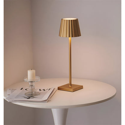 LumiLite Tischlampe – stilvolle Beleuchtungslösung für ein modernes Wohnambiente.