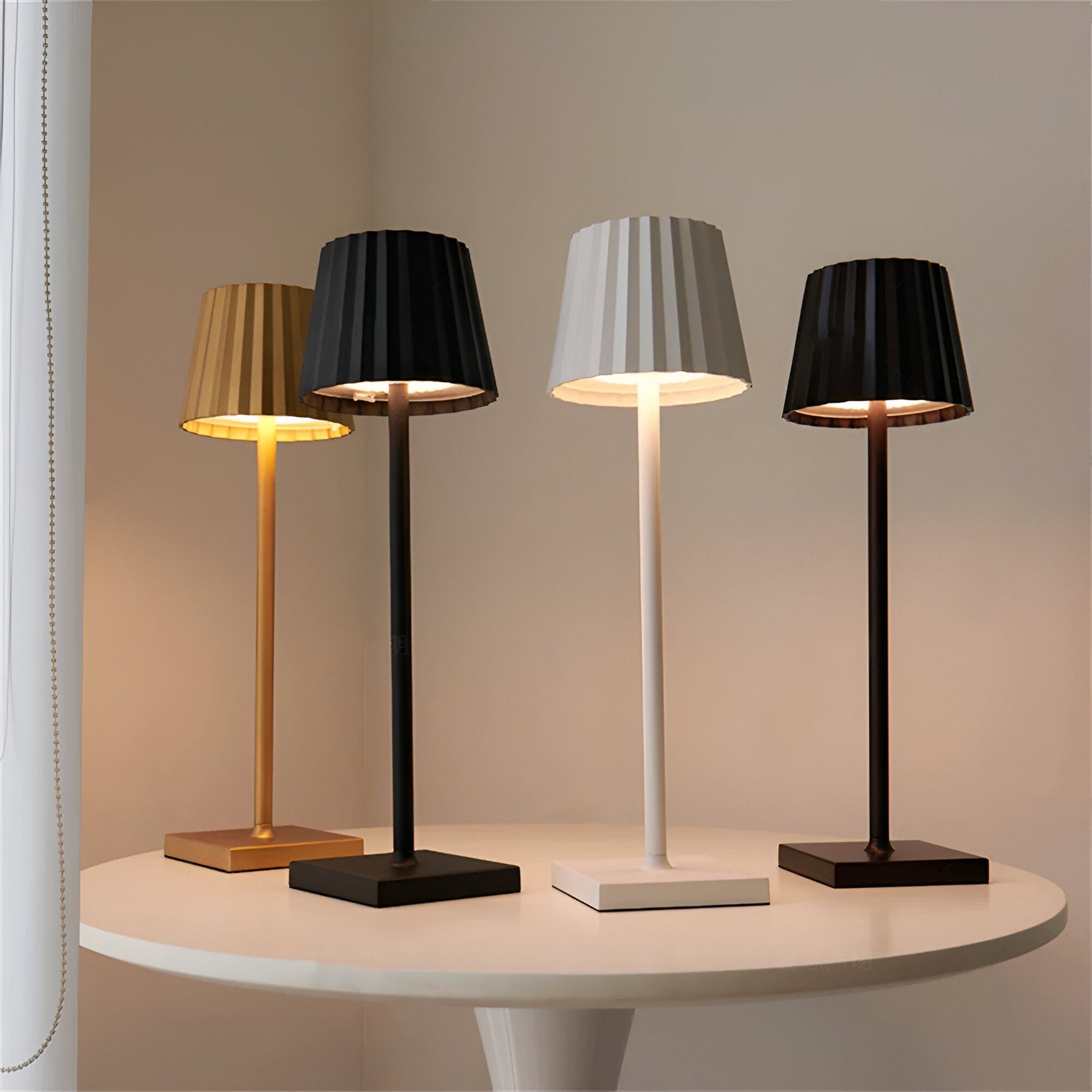 Minimalistische Tischlampe für stilvolle Wohnräume – LumiLite, perfekte Beleuchtung für Zuhause.