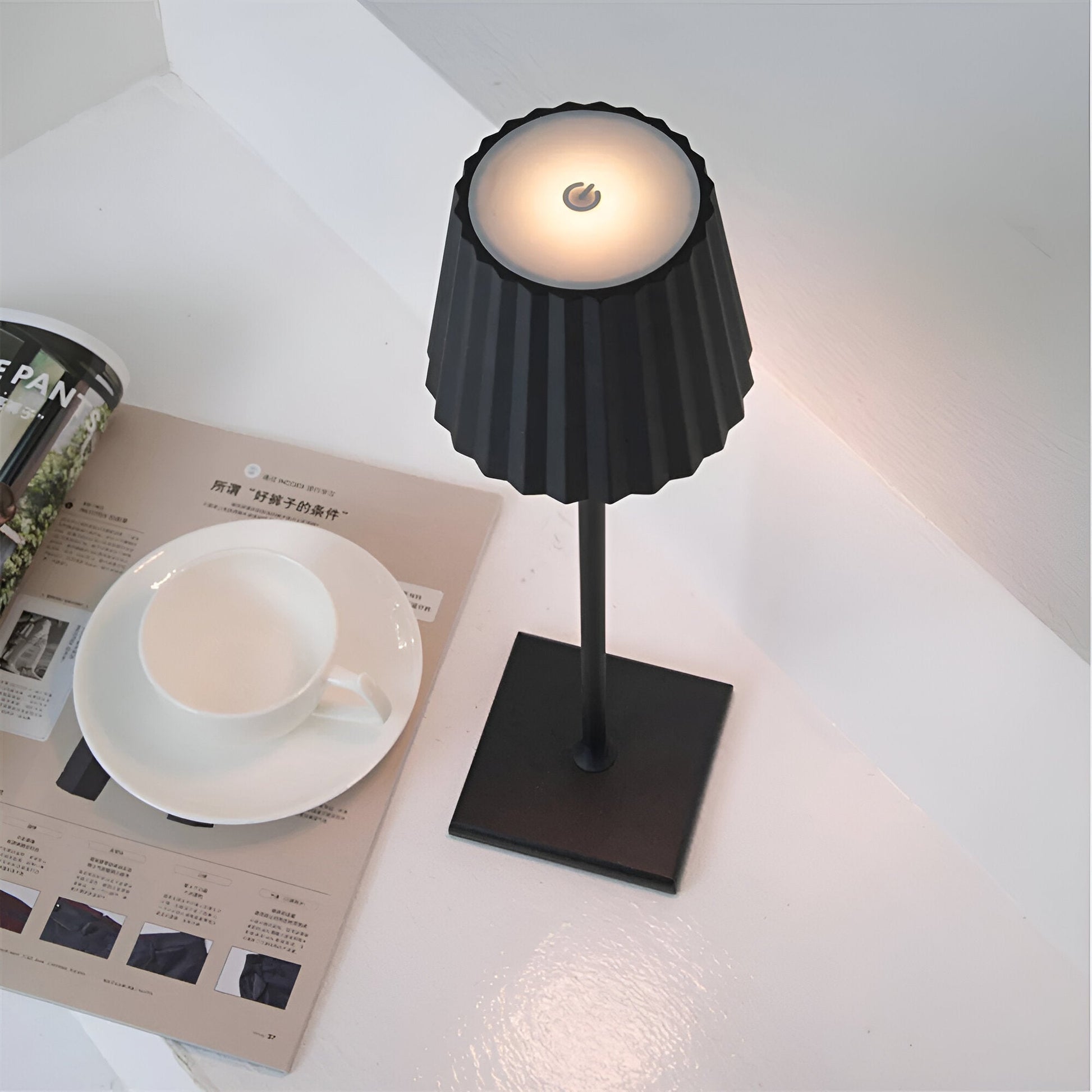 Bringen Sie Stil in Ihr Zuhause mit der LumiLite – minimalistische Tischlampe für modernes Wohnen.