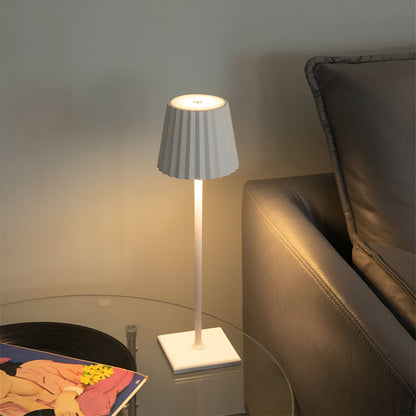 Wohnräume neu definieren mit der LumiLite minimalistische Tischlampe für ein harmonisches Zuhause.