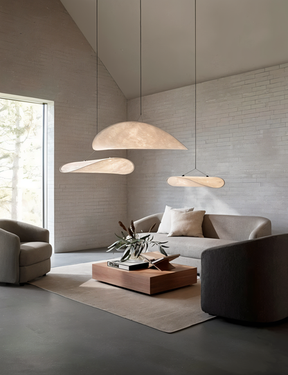 Wohnräume verschönern mit der LunaCloud Pendelleuchte im eleganten Design.