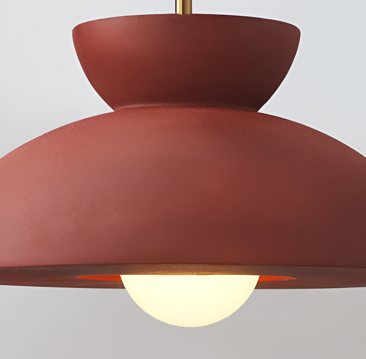 Schaffen Sie ein elegantes Ambiente mit der CeramLight zeitlosen Hängelampe.