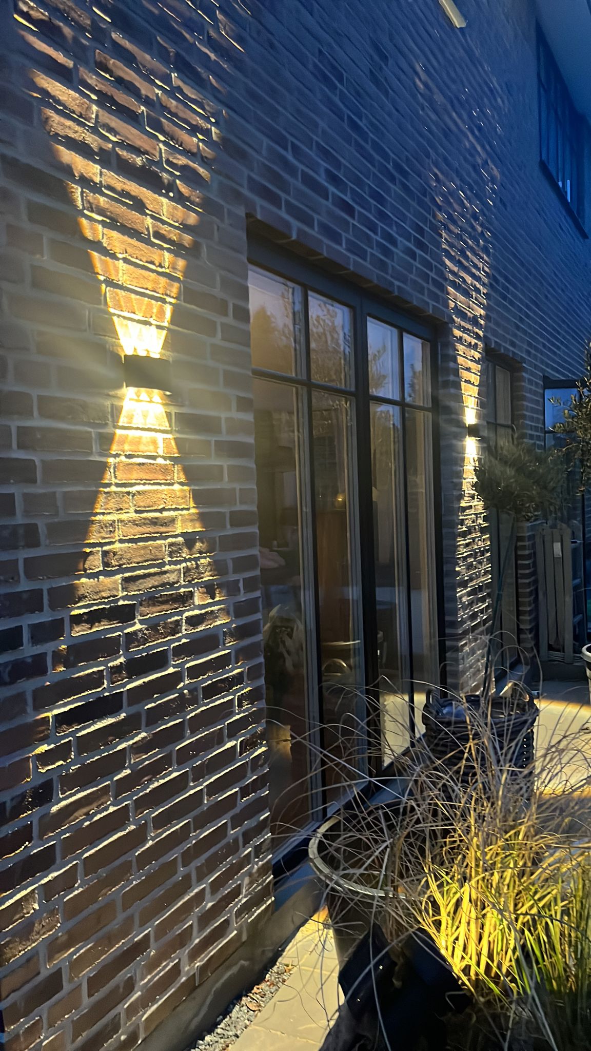 Moderne LED-Wandlampe für den Außenbereich mit minimalistischem Stil.