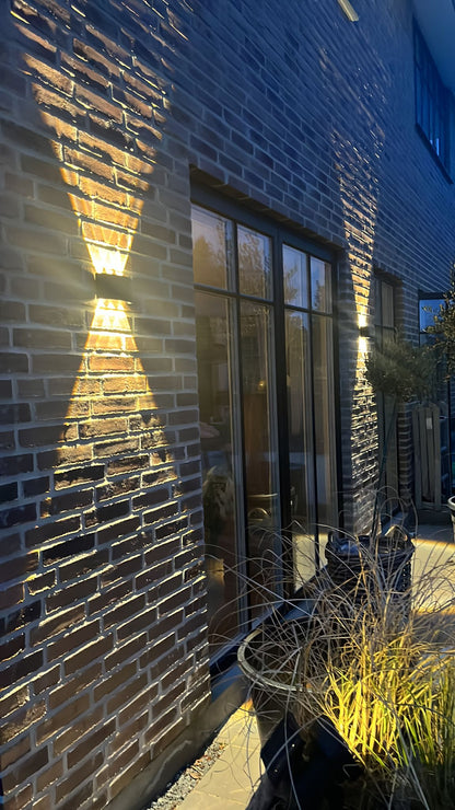 Moderne LED-Wandlampe für den Außenbereich mit minimalistischem Stil.