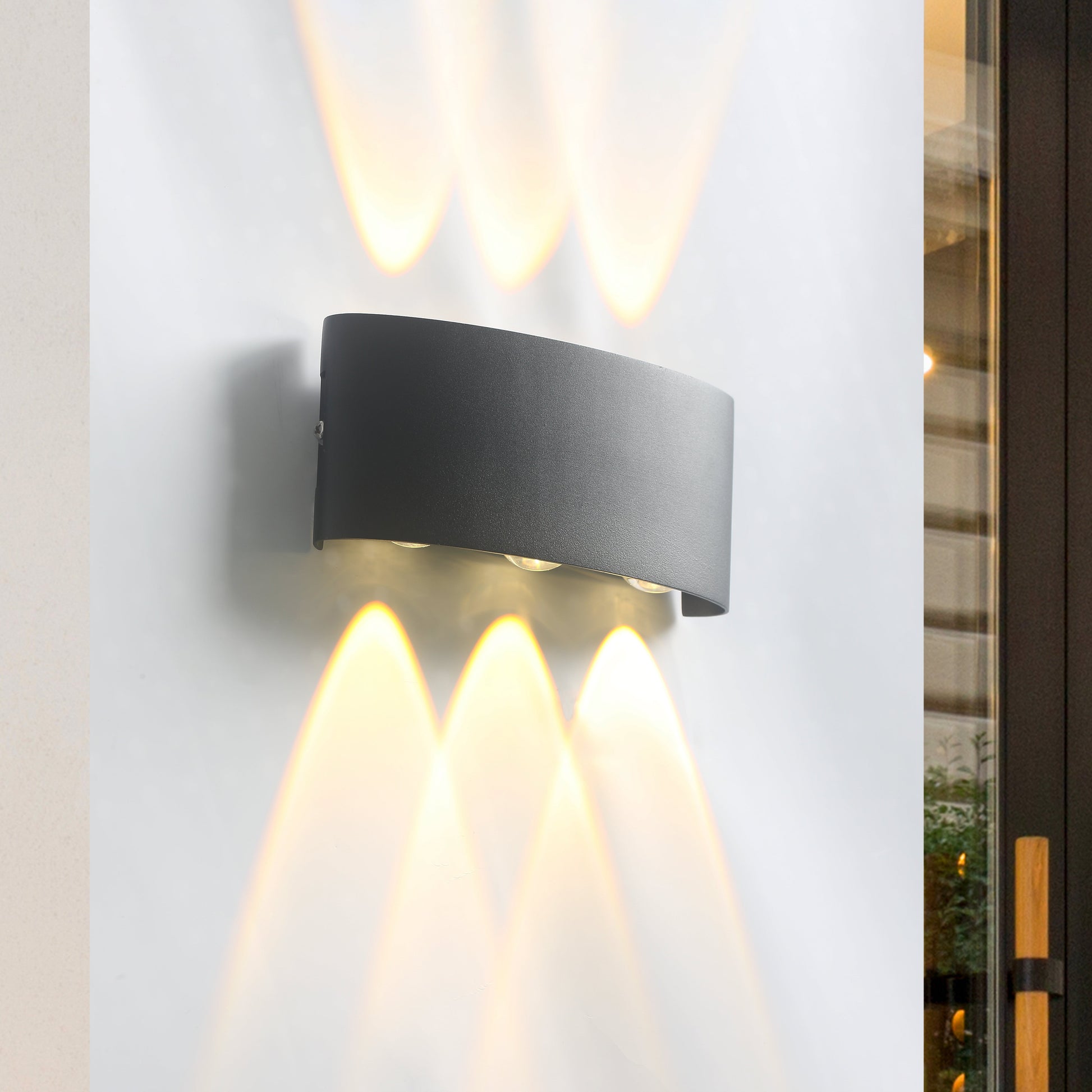 Moderne Außenleuchte mit stilvoller Lichtverteilung nach oben und unten.