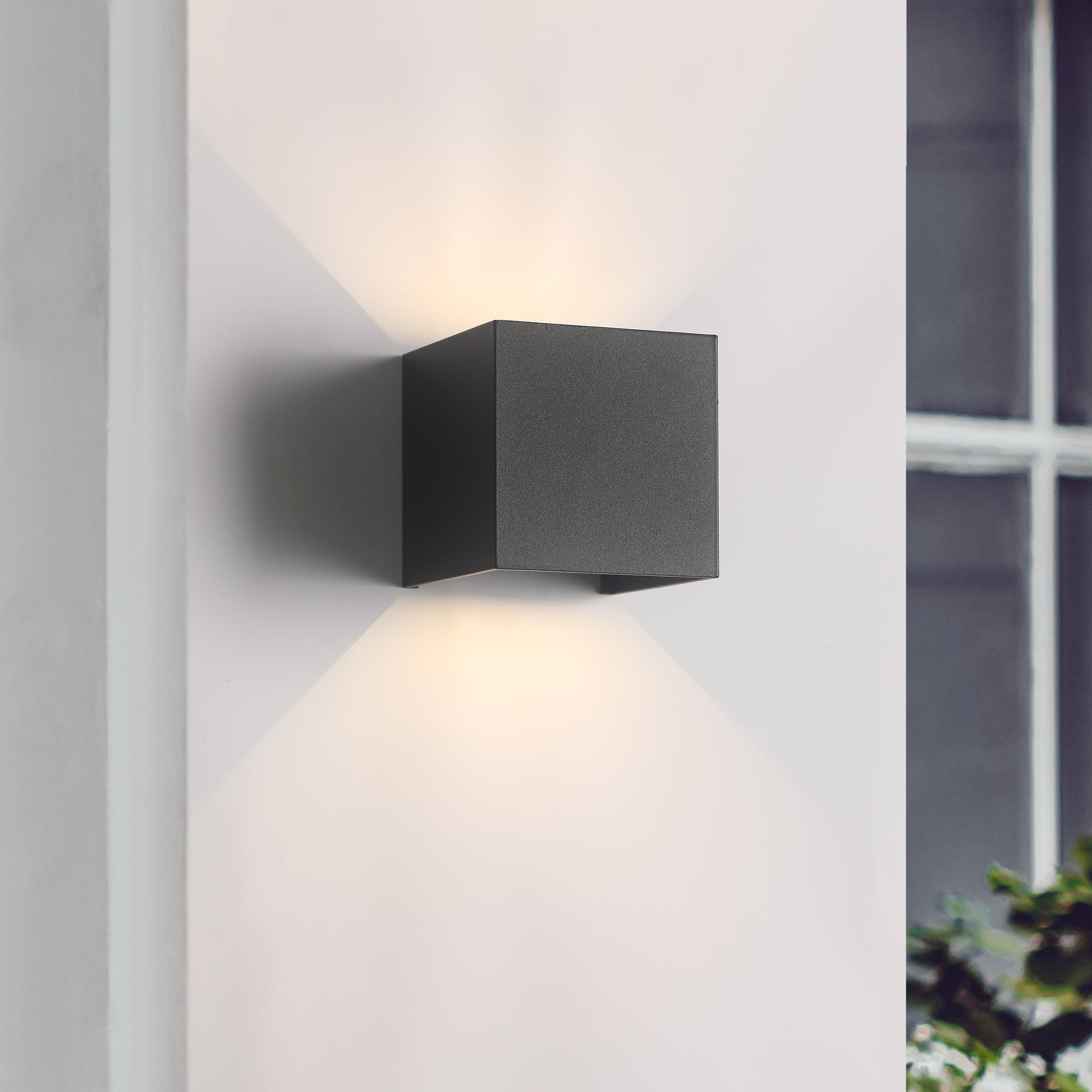 Stilvolle LED-Wandleuchte mit verstellbarem Lichtstrahl.