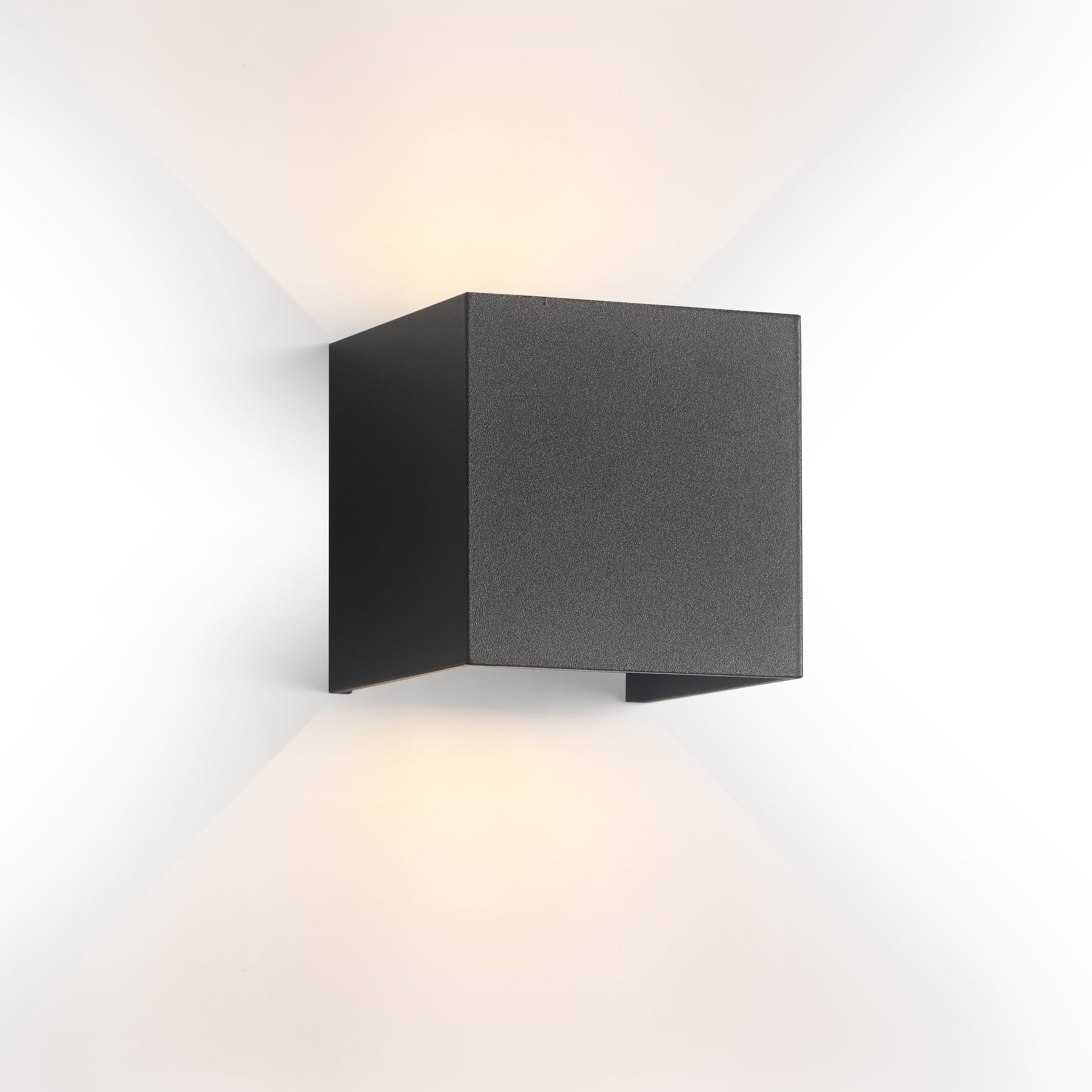 Kubusförmige Wandleuchte mit elegantem und schlichtem Design.