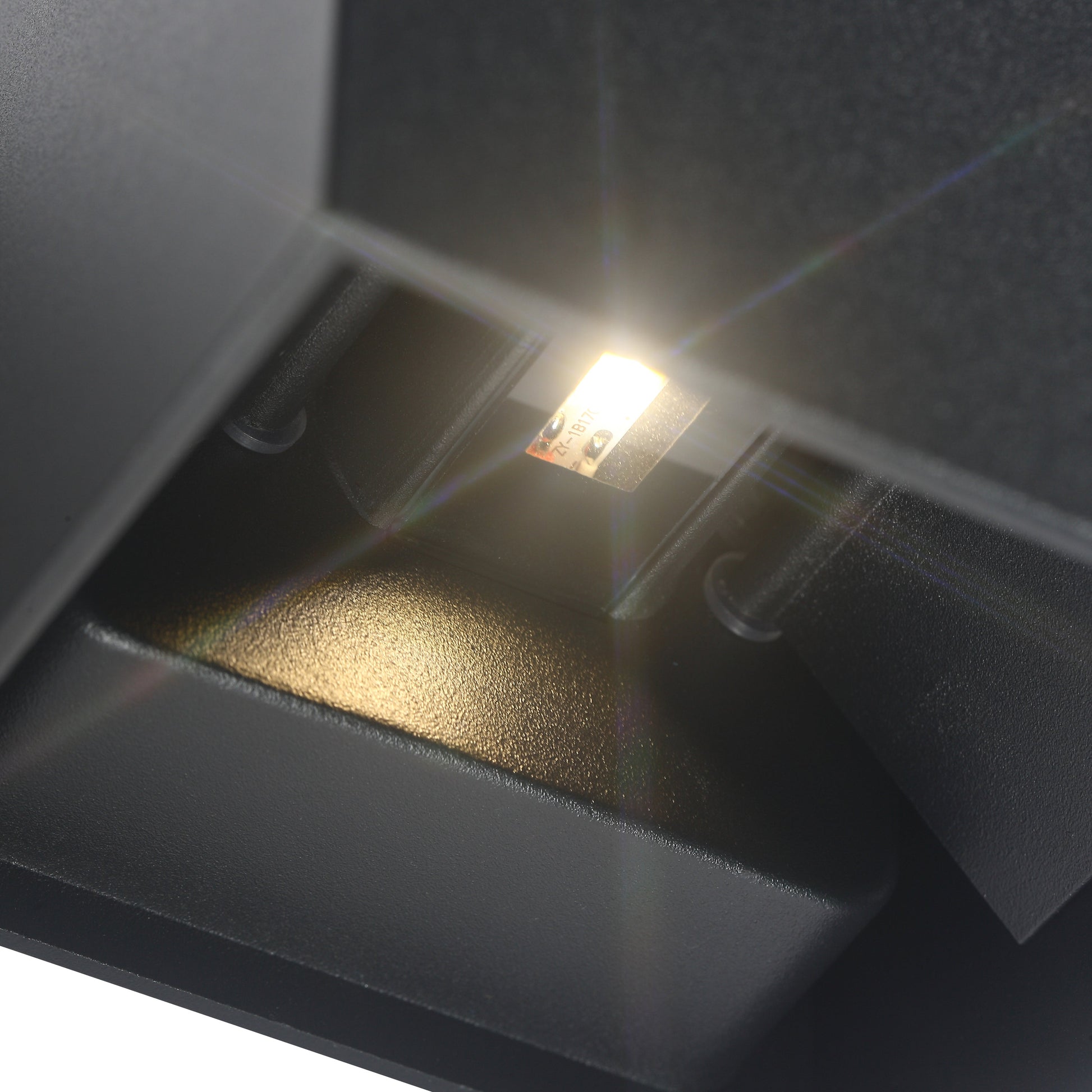 Verstellbare Wandleuchte mit minimalistischer Ästhetik und warmem Licht.