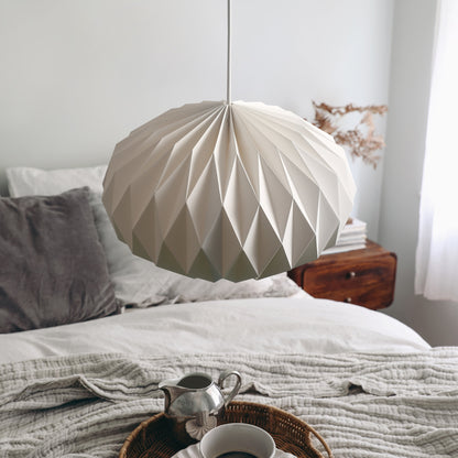 Moderne Hängelampe mit geometrischem Design für stilvolle Beleuchtung.