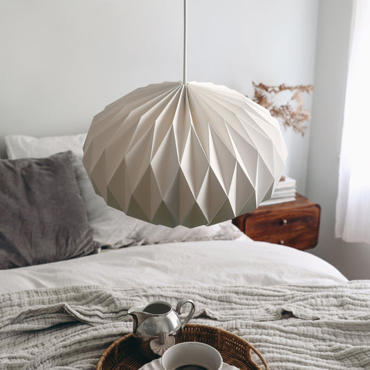 Moderne Hängelampe mit geometrischem Design für stilvolle Beleuchtung.