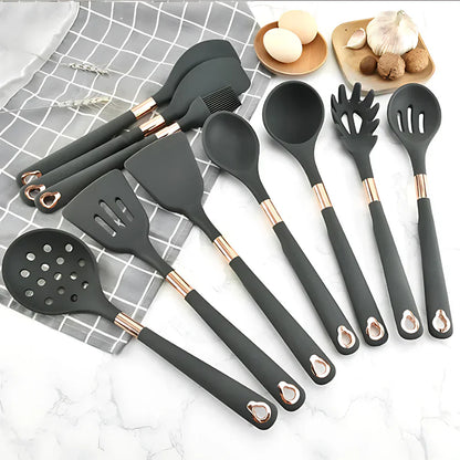 12-teiliges Küchenutensilienset mit schwarzen Silikonköpfen und goldenen Details.