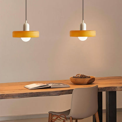 Lebhafte Farben und elegantes Design vereint in der ColorLuxe Hängeleuchte.