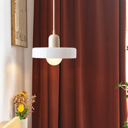 Eleganz trifft Lebendigkeit in der ColorLuxe Hängeleuchte mit Retro-Design.