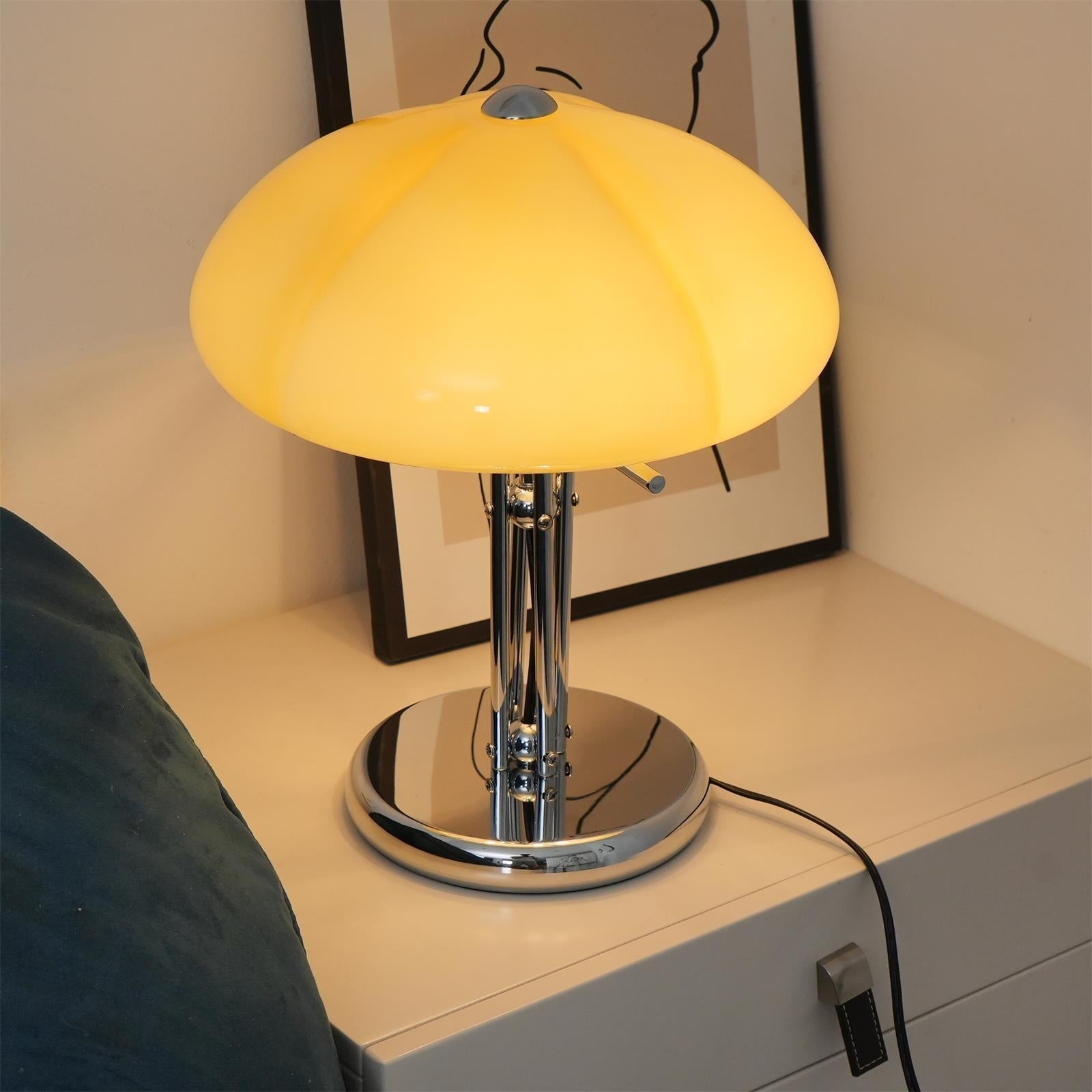 AmberLume Tischleuchte für dezente Beleuchtung und elegantes Design.