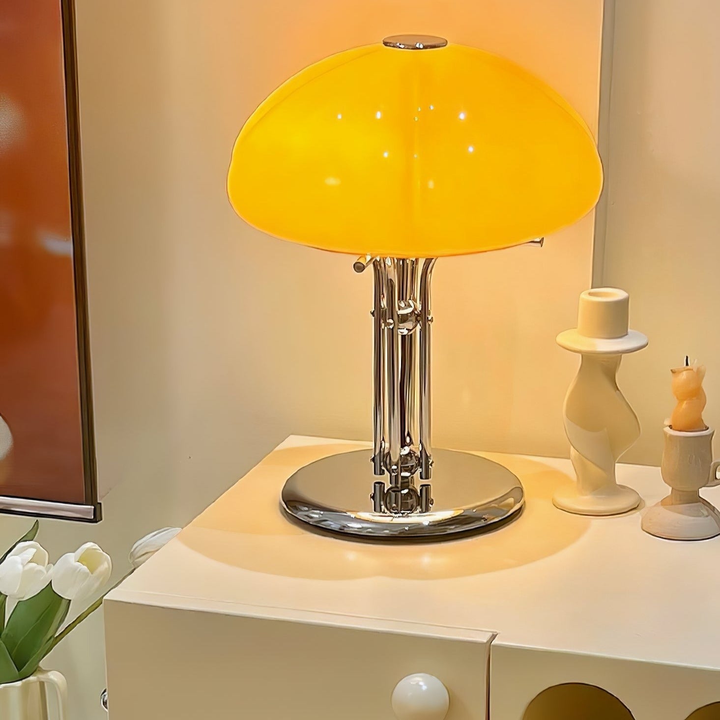 Tischleuchte AmberLume mit minimalistischem Design und elegantem Finish.