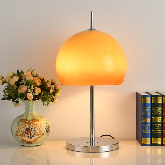 AmberLume Tischleuchte mit modernem Glasdesign für stilvolle Beleuchtung.