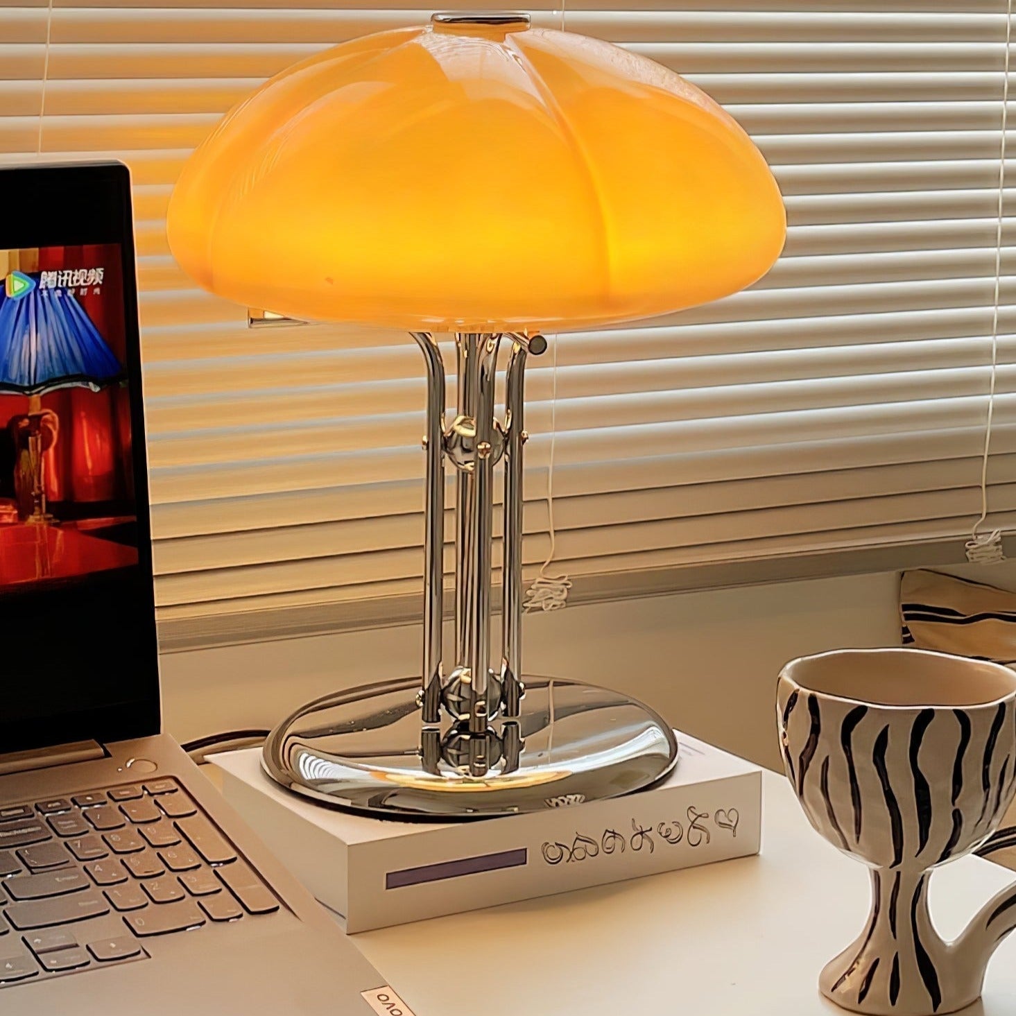 Tischleuchte AmberLume mit weichem Licht, ideal für Arbeits- oder Lesezimmer.