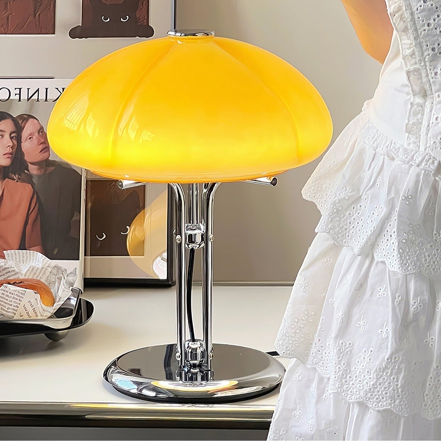 AmberLume Tischleuchte für eine elegante Atmosphäre und modernes Design.