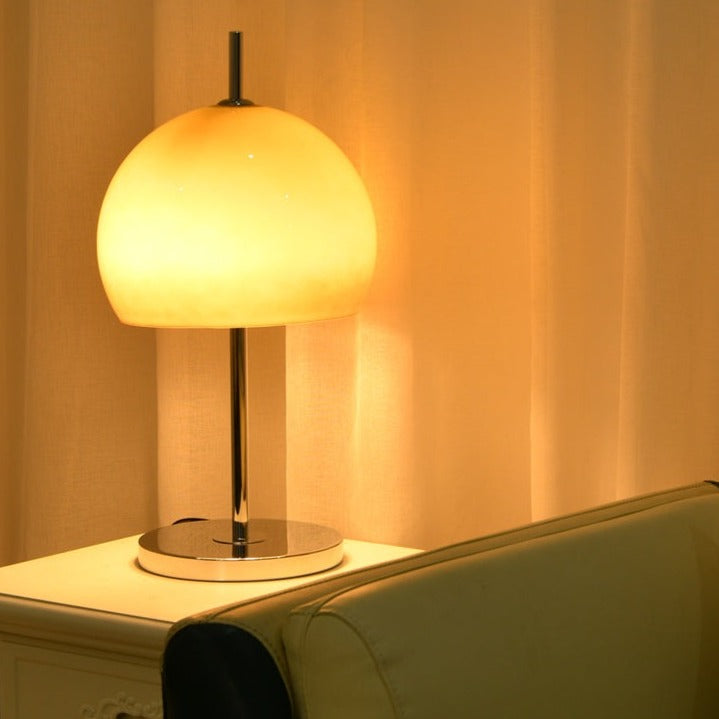 AmberLume Tischleuchte für eine minimalistische und moderne Beleuchtung.