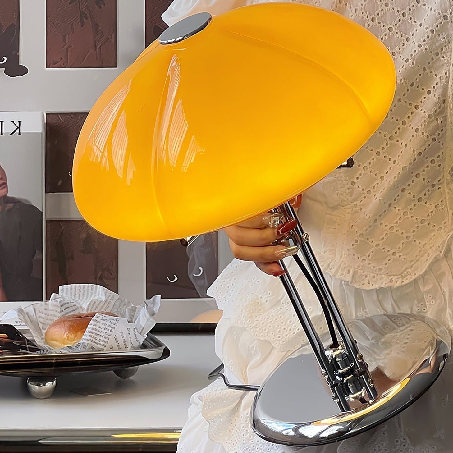 AmberLume Tischleuchte, die jedes Zuhause mit ihrer modernen Ästhetik bereichert.