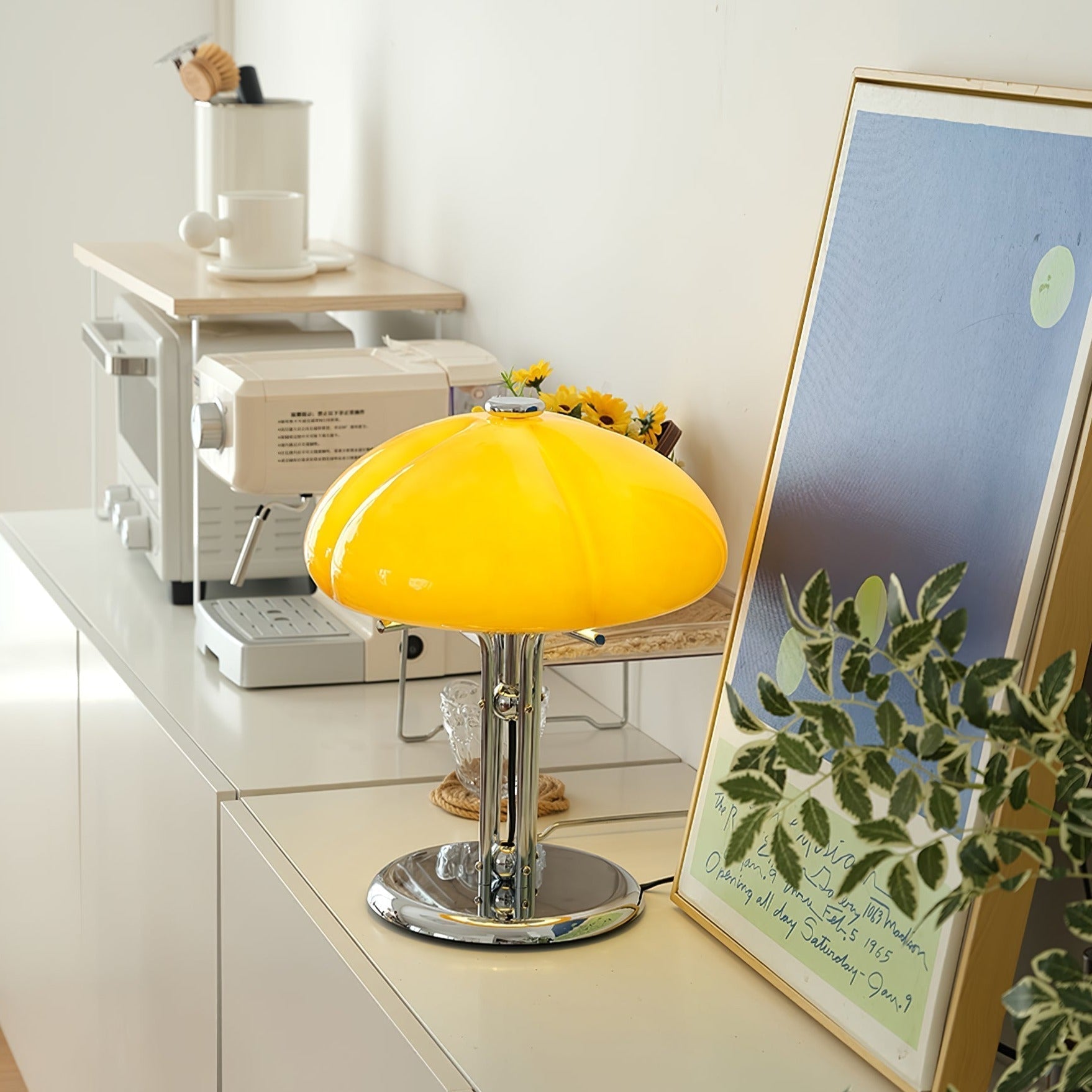 AmberLume Tischleuchte mit klaren Linien und sanftem Licht für ein ruhiges Ambiente.