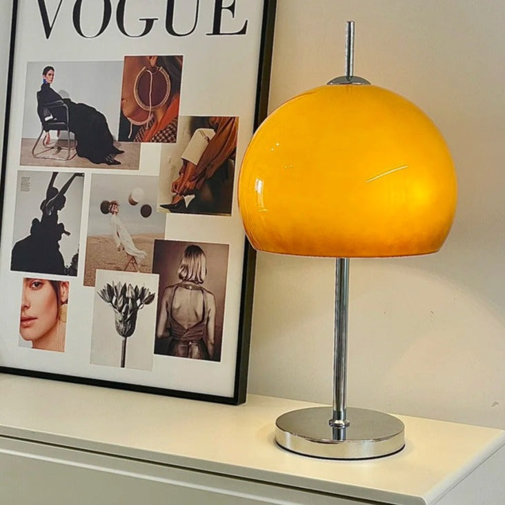 AmberLume Tischleuchte, die durch ihr modernes Glasdesign und warmes Licht überzeugt.