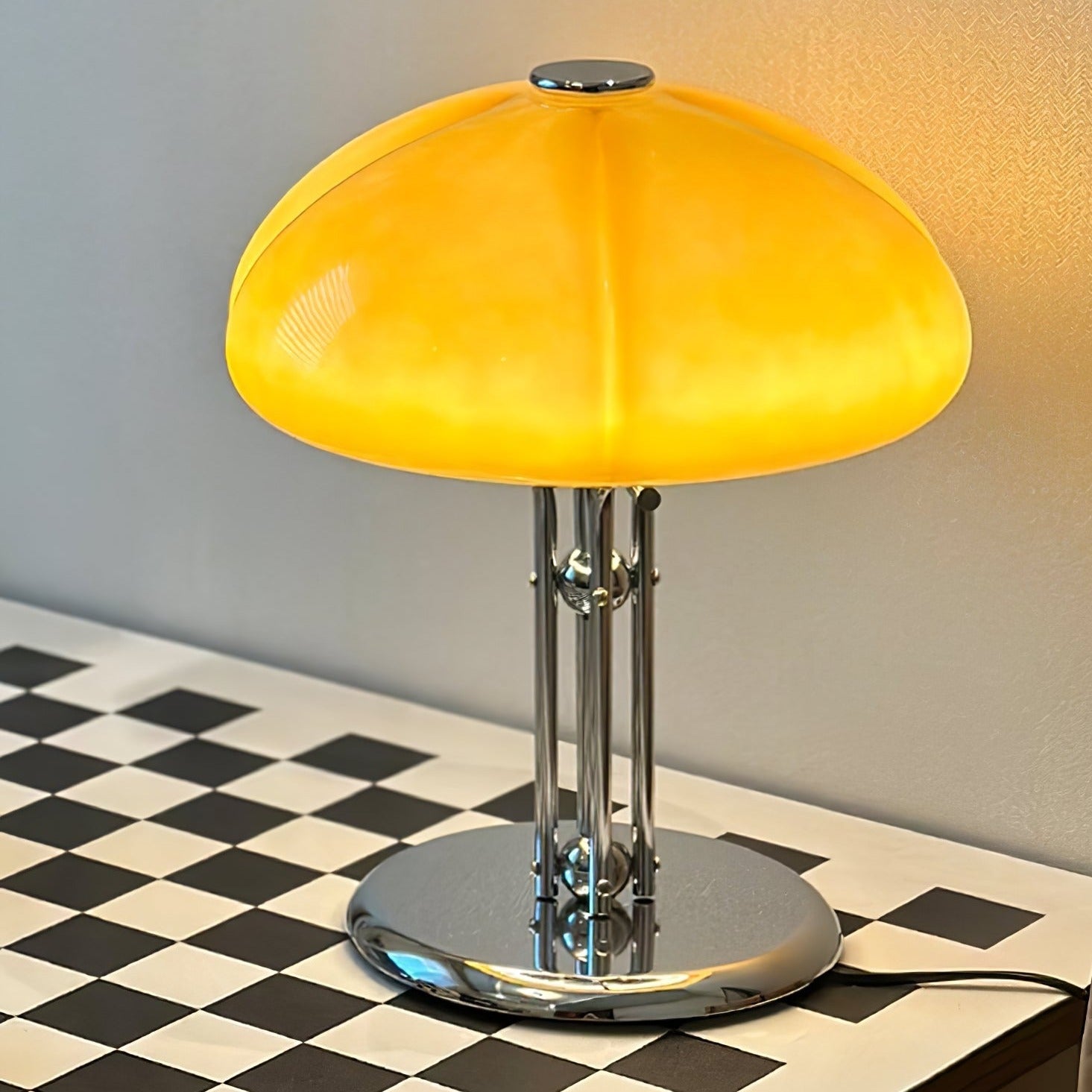 Modernes Glasdesign der AmberLume Tischleuchte für jeden Raum.