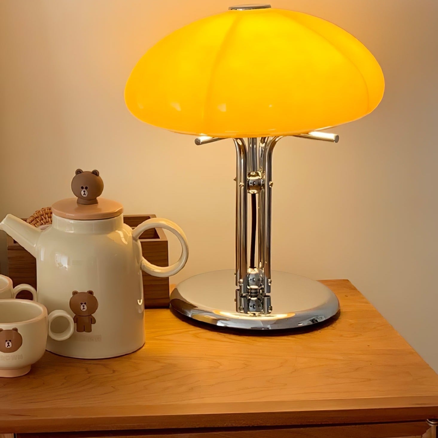 Tischleuchte AmberLume mit modernen Glas- und Metallakzenten für ein luxuriöses Design.