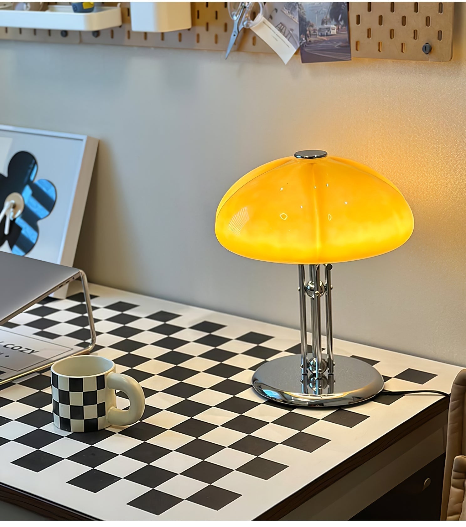 AmberLume Tischleuchte mit modernem Design für kreative Raumideen.