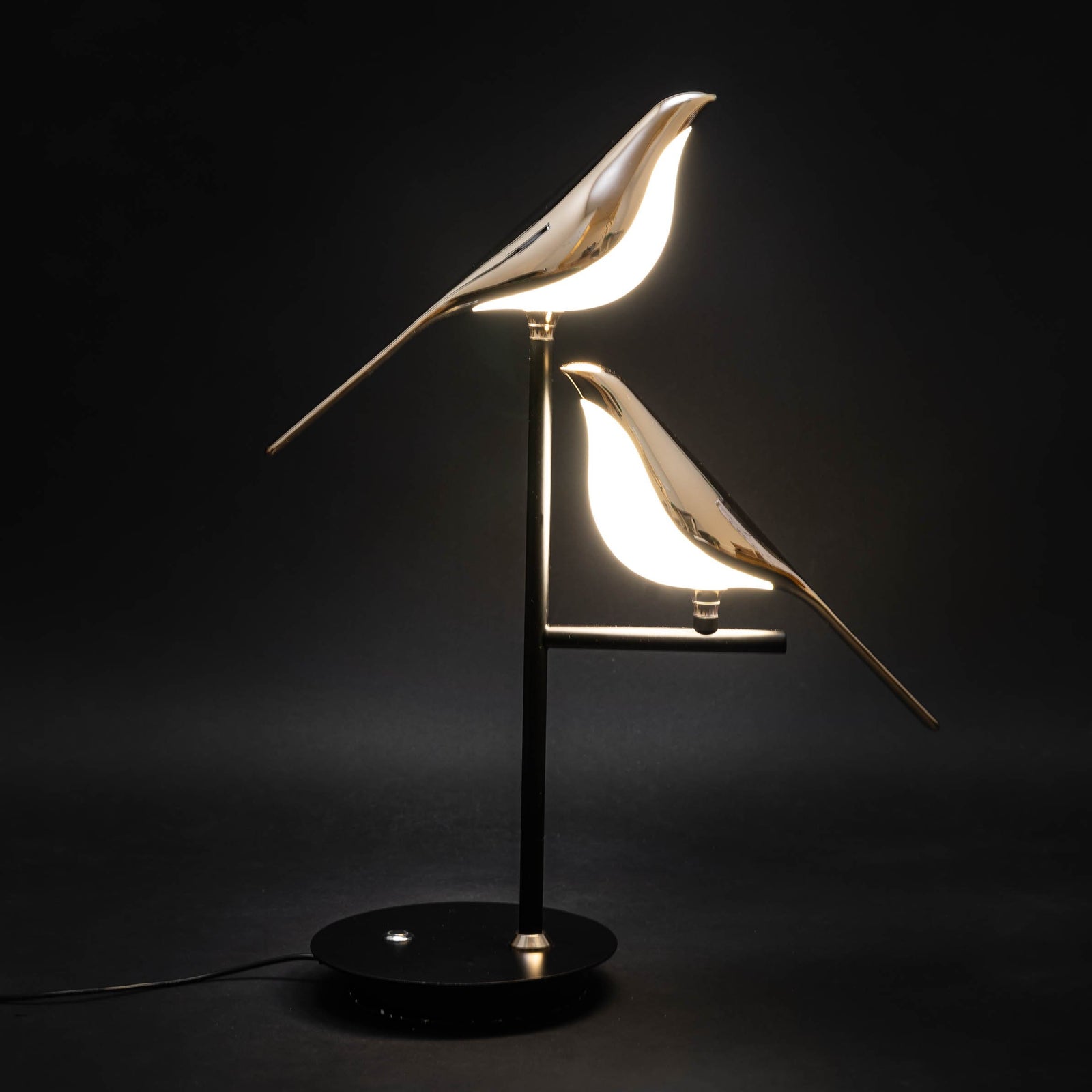 Künstlerische Tischlampe mit zwei Vögeln als dekoratives Highlight.