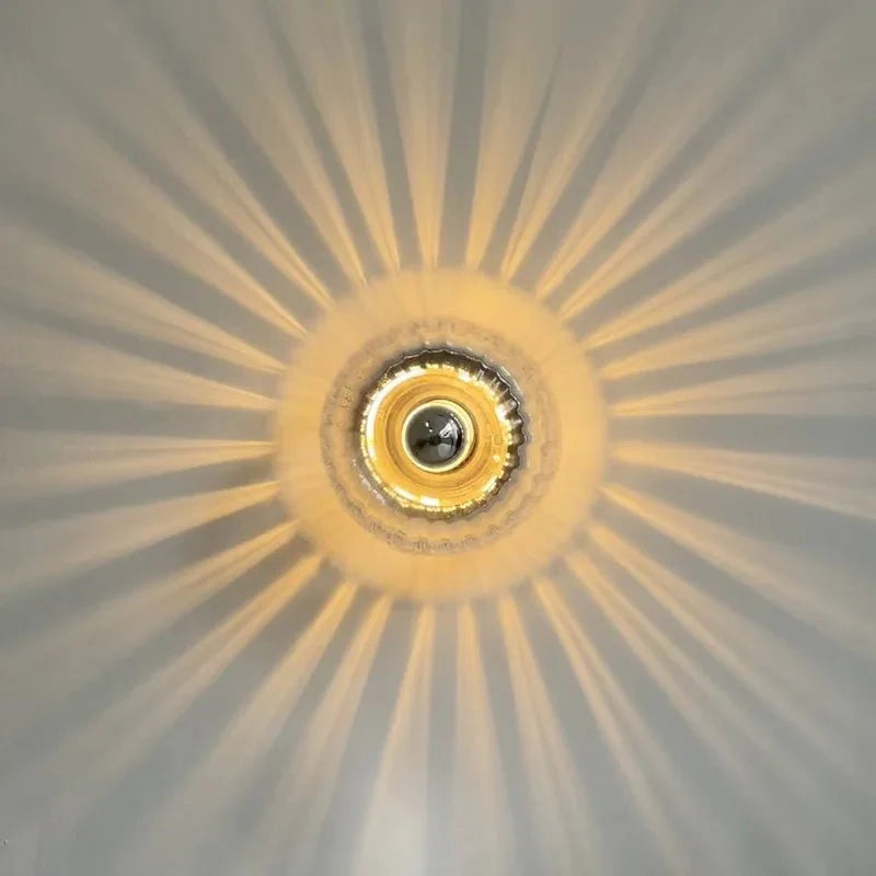 Moderne SunRay Deckenleuchte mit faszinierendem Lichtdesign für jeden Raum.